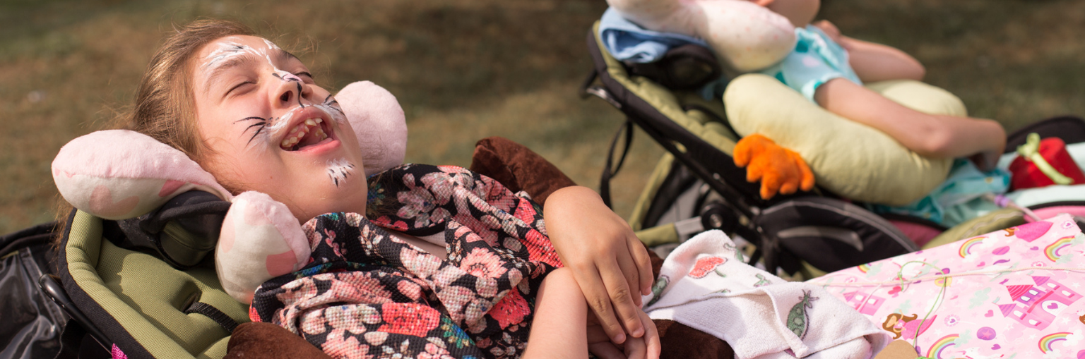 Treatments banner: lächelndes Kind mit einer seltenen Erkrankung