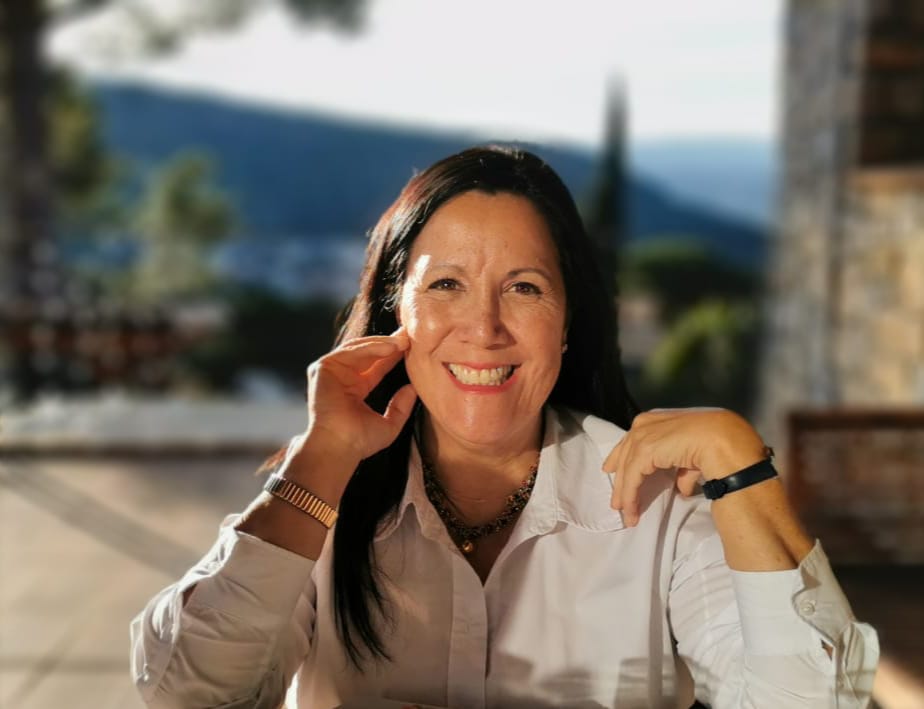 Photo of Susana while smiling and looking at the camera.