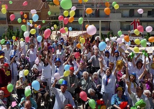 ¡Los participantes del Día de las Enfermedades Raras levantan y unen sus manos!