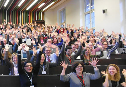 Conociendo a los participantes que unen y levantan sus manos 