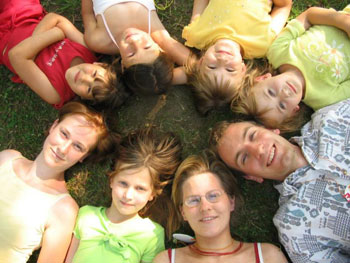 Enfants dans un cercle