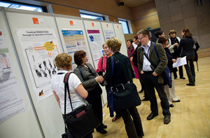 Des participants à l’ECRD consultent les posters