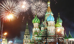 Fogo de artifício sobre a Catedral de São Basílio em Moscovo 